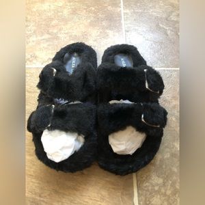 AZALEA WANG FURY SLIDES SIZE: 7.0